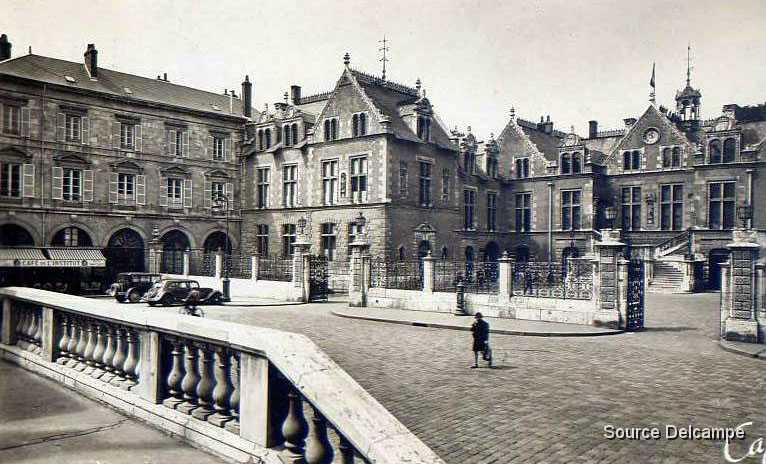 45 Orleans Place de l Etape Hotel de Ville 1941.jpg